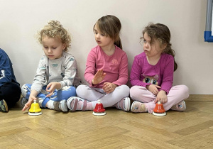 Zabawy muzyczne z dzwonkami diatonicznymi na rytmice