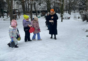 W zimę pamiętamy o naszych leśnych przyjaciołach - wraz z Panią Moniką wieszamy słoninkę dla ptaszków