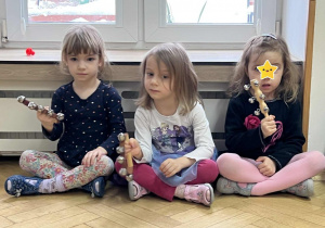 Wspólne muzykowanie z Panią Kasią rytmiczką - uwielbiamy te zabawy