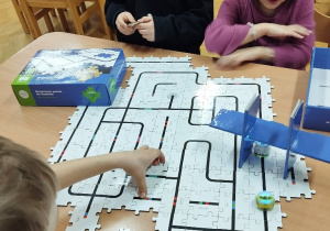 Zabawy z puzzlami i robotami Ozobot