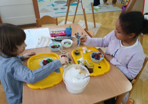 Zimowe eksperymenty - malowanie śniegu