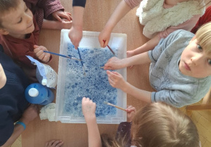 Dzień Dinozaura - zabawy badawcze z wodą