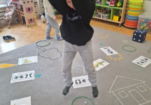 Gimnastyka w podskokach w towarzystwie dinozaurów