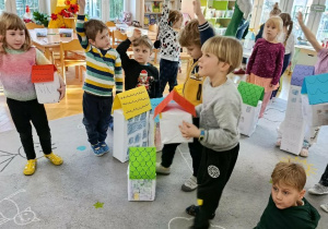 Mali architekci tworzą miasto w ramach poznawania zawodu urbanisty