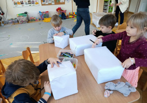 Mali budowniczy tworzą budynki rozwijając twórcze myślenie oraz motorykę