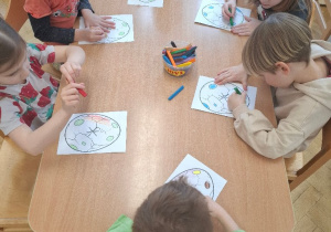 Malowanie jaj Dinozaurów oraz odkrywanie ukrytych w nich postaci