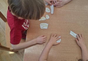 Układanie części dinozaurów w ramach obchodów Dnia Dinozaura