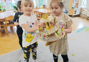 Urodzinowe kółeczko życzeń oraz słodki poczęstunek