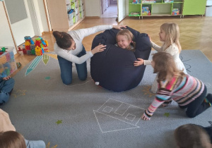 Wypróbowanie tunelu SI pod nadzorem Pani Pedagog Katarzyny Strzygi