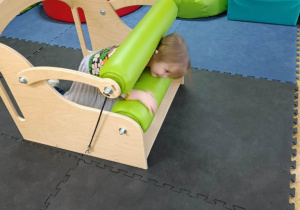 Zabawa sensoryczna przy użyciu maglownicy