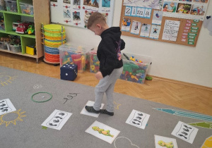 Zabawy ruchowe śladami dinozaurów