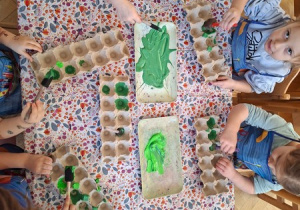 Malowanie farbami brzuszków krokodyli