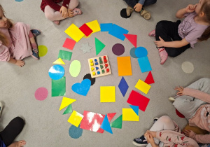 "Shapes" - zabawa dydaktyczna