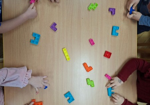 "Kształty" - zabawa w nazywanie kolorów