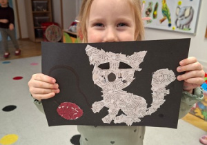 Eliza prezentuje pracę na konkurs "Kocja fantazja"