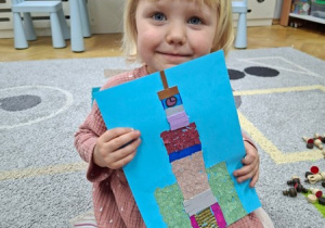 Misia prezentuje pracę na konkurs "Pocztówka z mojego miasta"