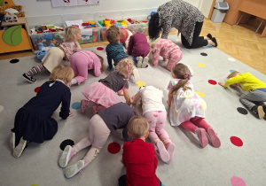 Pozycja "Pies z głową w dół" - Joga dla dzieci