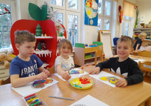 Przy okazji ćwiczyliśmy nasze paluszki rozcierając plastelinę i malując patyczkami do uszu