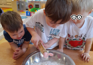 W związku z innowacją "Sprytne rączki..." wykonaliśmy nową masę plastyczną tym razem z wykorzystaniem pachnącej oliwki dla dzieci