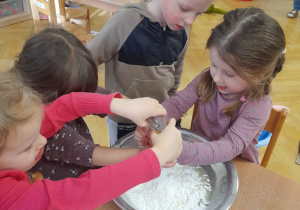 wszyscy pomagaliśmy w jej wykonaniu