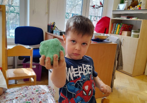 a gdy skończyliśmy zaczęliśmy tworzyć z niej piękne formy - kule, wałeczki, babeczki, placuszki a nasze palce robiły się coraz silniejsze...