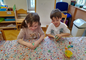 Przy okazji ćwiczenia paluszków rozmawialiśmy ze sobą, wymienialiśmy się masą oraz pomysłami, co pomagało nam otwierać się na siebie i poznawać coraz bardziej