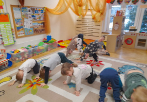 Razem z Kotkami bawiliśmy się również ruchowo ucząc się robić, np. koci grzbiet