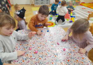 W Dzień Kotka postanowiliśmy ulepić z plasteliny koty wg naszego pomysłu