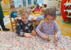 Kolejne ćwiczenie z elementami terapii ręki - robimy kule, wałeczki a nich czarujemy elementy ciała kotków