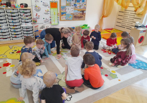 Wspólne zabawy z Panią Moniką - odkrywamy tajemnice zawodów