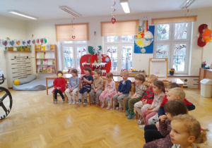 Skupieni i szczęśliwi bierzemy udział w spotkaniu z Tatą Mikołajka...