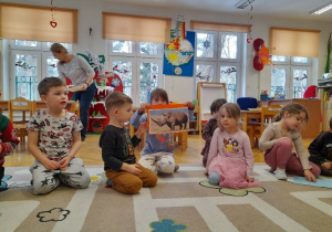 podczas różnych zabaw poznajemy nowe słowa, np. układanie w drużynach puzzli