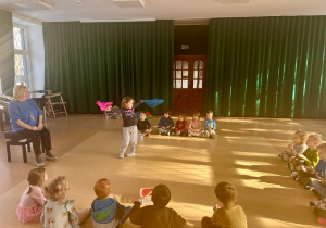 Podczas zajęci u Pani Krysi rozwijamy nasze zdolności muzyczne