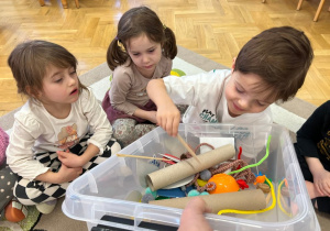 Zabawy z wykorzystaniem elementów pedagogiki M. Montessori