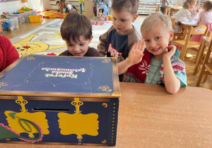 Uwielbiamy zabawy sensoryczne zagadki z magicznego pudełka