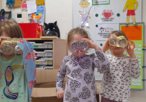 Piękne lornetki z butelek pokazały nam Świat w kolorach tęczy