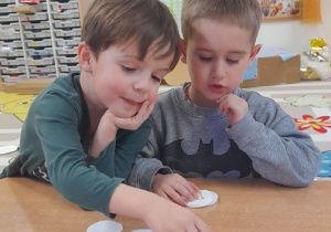 a może zagramy w memory zrobione z płatków kosmetycznych