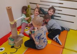 Wspólna zabawa zbudowaną maszyną