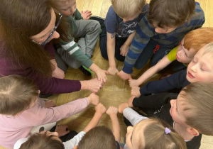 Zabawy integrujące nas z Panią Kasią pedagog specjalną