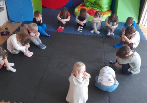 "Prezencik" - zabawy ruchowe z wykorzystaniem metody RR V. Sherborne - wzmacniamy nasze mięśnie poprzez odpowiednie ich wyczucie