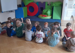 Zabawy ruchowe rozwijają nie tylko nasze ciało ale pomagają też integrować nam się na wzajem - Zabawa Lusterko