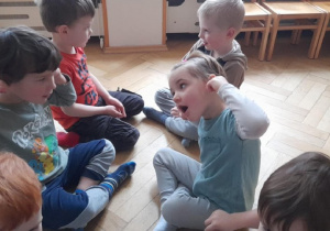 Uczymy się naśladować odpowiednie zachowania kolegów i koleżanek a przy okazji mamy dużo wspaniałej zabawy