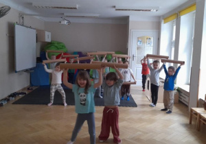 A może tak wykorzystamy twórczo tekturowe tuby i zrobimy eko trening?