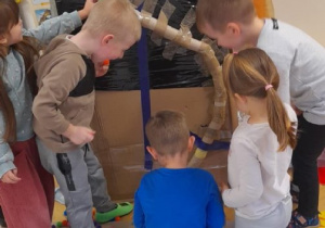 z kartonów i folii zbudowaliśmy dom a na nim rynnę, która dostarczyło nam wspaniałej zabawy