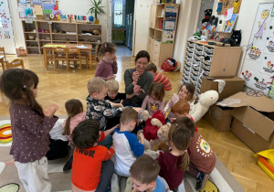 Zabawy z Panią Kasią - pedagog specjalną podczas realizacji innowacji Misiaki Cuciaki