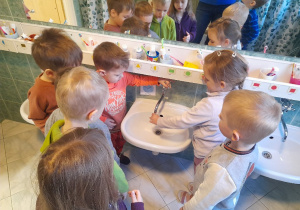 Eksperymenty z wodą i balonami