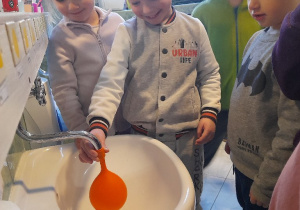 Zainspirowani niską temperaturą za oknem postanowiliśmy sprawdzić co się stanie z balonami napełnionymi wodą...