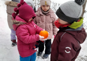 Jednak w grupie siła i każdy po kolei używając swojej siły starał się je wydostać