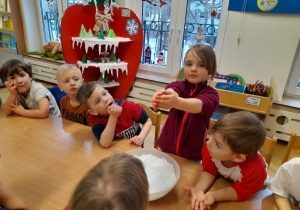 Prowadziliśmy obserwacje i wyciągaliśmy piękne wnioski - co się dzieje pod wpływem ciepła naszego ciała. Widzieliśmy zmianę stanu skupienia - zamrożony, rozmrożony, płynny...