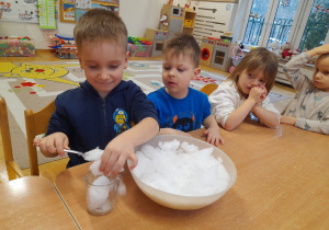 Napełniliśmy szklanki śniegiem nagromadzonym w naszym ogrodzie, aby po raz kolejny udowodnić sobie że naprawdę śniegu nie można jeść bo nie jest czysty